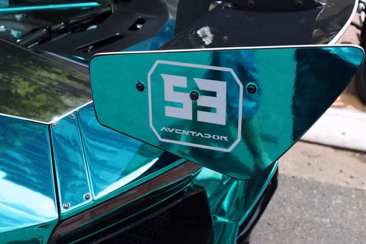 Lamborghini Aventador LP700-4 sử dụng động cơ V12 hút khí tự nhiên, dung tích 6,5 lít. Động cơ này sản sinh công suất 690 mã lực và mô-men xoắn cực đại 690 Nm, sức mạnh được truyền đến cả bốn bánh xe thông qua hộp số tự động ly hợp đơn 7 cấp.