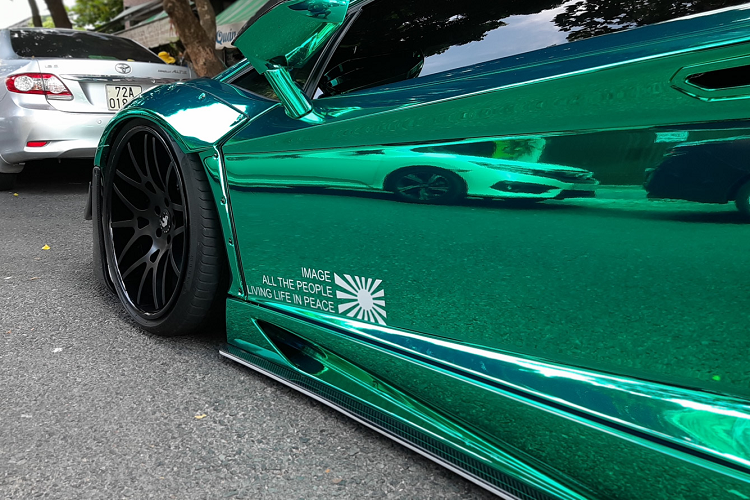 Không những được nâng cấp với gói độ trị giá hơn một tỷ đồng, chiếc Lamborghini Aventador này còn được trang bị hệ thống ống xả hiệu suất cao đến từ Fi (Frequency Intelligent). Đặc biệt hơn, bộ pô mà xe sử dụng được thiết kế và phát triển cho dòng xe Aventador LP750-4 SV. Xe sử dụng bộ mâm Forgiato kích thước 22 inch, hoàn thiện đen mờ, kết hợp cùng hệ thống treo có thể nâng hạ đến từ Airrex.