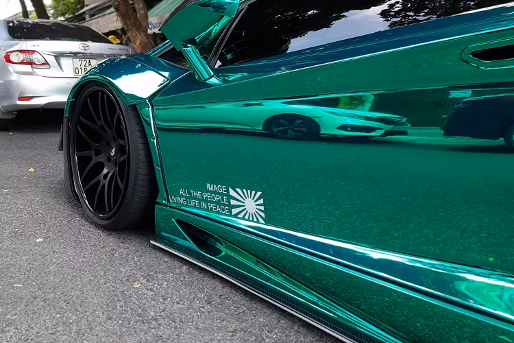 Không những được nâng cấp với gói độ trị giá hơn một tỷ đồng, chiếc Lamborghini Aventador này còn được trang bị hệ thống ống xả hiệu suất cao đến từ Fi (Frequency Intelligent). Đặc biệt hơn, bộ pô mà xe sử dụng được thiết kế và phát triển cho dòng xe Aventador LP750-4 SV. Xe sử dụng bộ mâm Forgiato kích thước 22 inch, hoàn thiện đen mờ, kết hợp cùng hệ thống treo có thể nâng hạ đến từ Airrex.