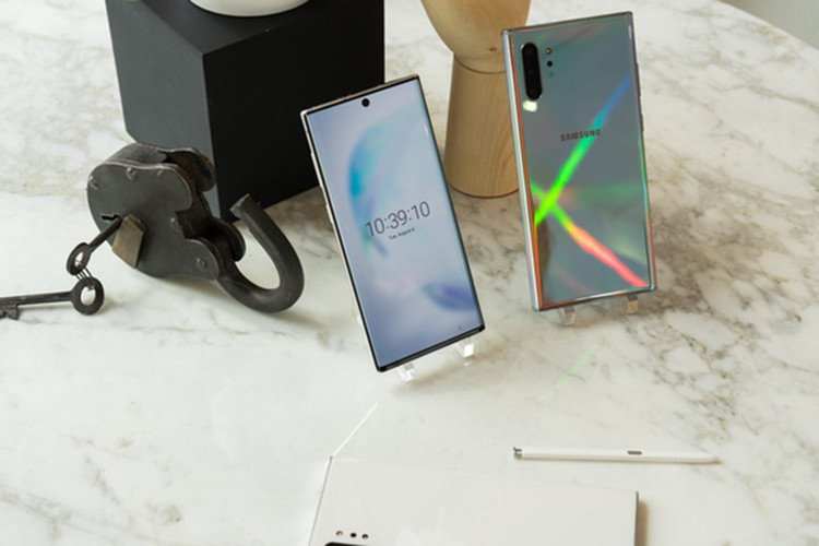 S-Pen mới cũng hỗ trợ sâu hơn cho công việc của người dùng, trong đó có thể giúp chuyển đổi hoàn toàn các chữ ghi chú bằng tay thành font chữ máy tính (Samsung cho biết hiện đang hỗ trợ nhận diện được 62 ngôn ngữ) và dễ dàng xuất ra các định dạng Microsoft Word hoặc PDF, file ảnh...