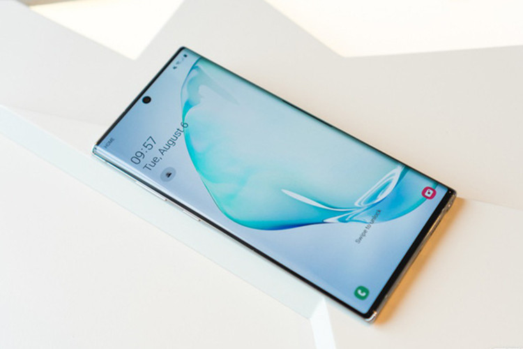 Về cấu hình, Galaxy Note10 sử dụng vi xử lý Snapdragon 855 và Exynos 9825 tuỳ thuộc vào thị trường khác nhau. Cả hai đều được sản xuất theo tiến trình 7nm mới, Samsung cho biết hiệu năng CPU tăng 33% và GPU tăng 42% so với Note đời trước. Galaxy Note10 trang bị 8 GB RAM cùng bộ nhớ trong 256 GB, trong khi đó bản Note10+ là 12GB RAM và 256/512 GB ROM. Pin Galaxy Note10 là 3.500 mAh còn Note10+ là 4.300 mAh. Cả hai đều hỗ trợ sạc nhanh 45W.