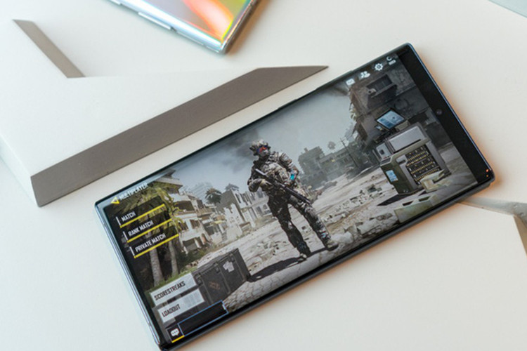 Kết hợp với viết S-Pen mới, camera của Galaxy Note10 còn có thêm một loạt tính năng như vẽ lên video, vẽ AR Doodle, zoom in/out camera từ xa bằng cách vẽ nửa vòng tròn, vẫy bút qua lại để chuyển sang các chế độ chụp ảnh/quay phim, vẫy bút lên xuống để đổi camera trước/sau. Tất cả đều có thể làm từ xa và đây hoàn toàn trở thành một trợ lý thông minh cho các bạn vlogger hoặc những người dùng thích du lịch/check in...