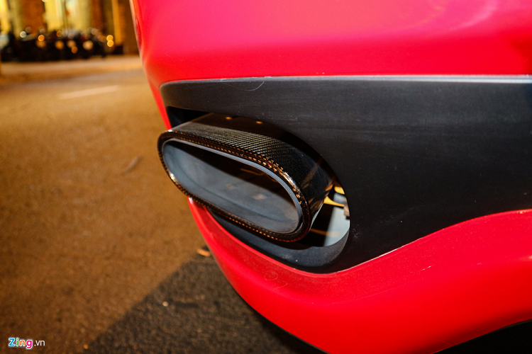 Ống xả hình bầu dục được sơn đen bên trong, bên ngoài bọc sợi carbon. 