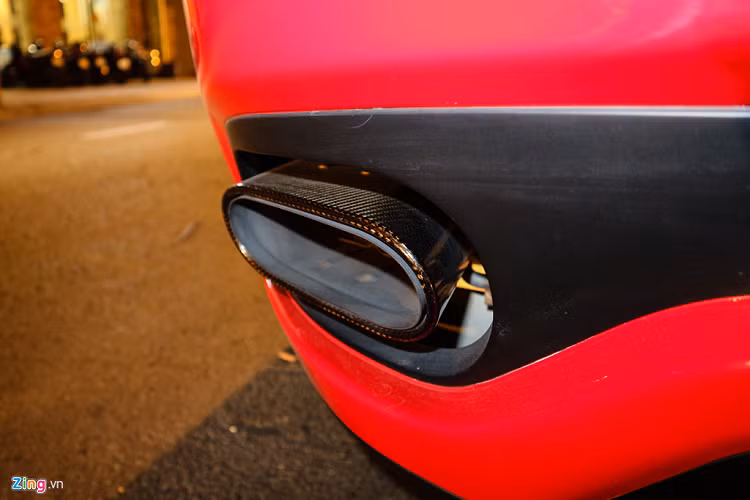 Ống xả hình bầu dục được sơn đen bên trong, bên ngoài bọc sợi carbon. 