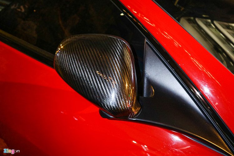 Nhiều chi tiết trên xe được làm từ vật liệu sợi carbon. Tiêu biểu như ốp gương chiếu hậu, cánh gió, ốp sườn. 