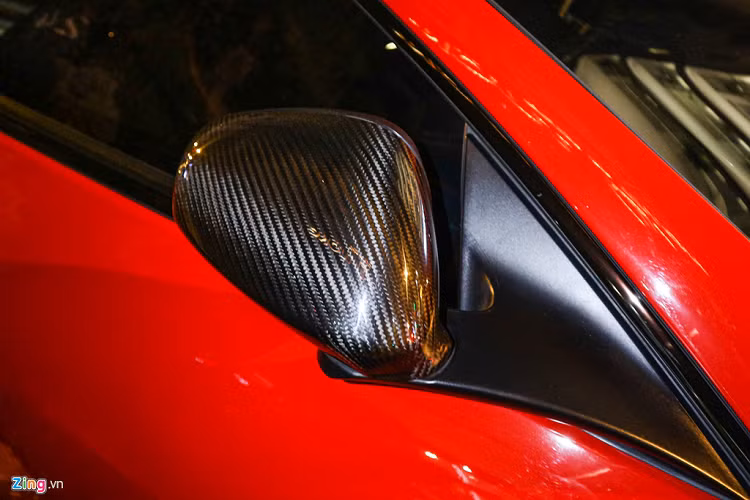 Nhiều chi tiết trên xe được làm từ vật liệu sợi carbon. Tiêu biểu như ốp gương chiếu hậu, cánh gió, ốp sườn. 