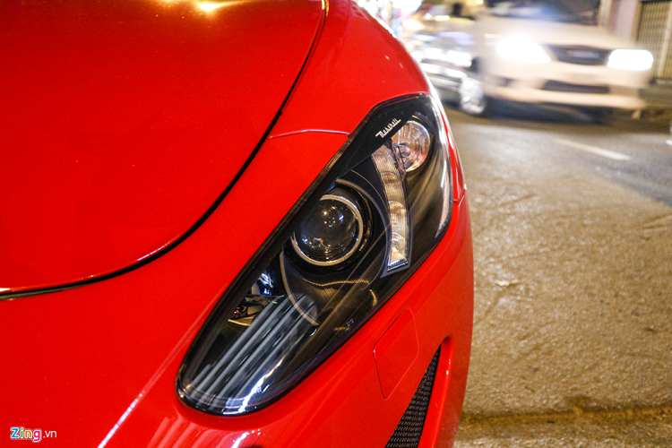 Phần đầu xe được thiết kế tương tự MC Stradale với hai mang cá hút gió ở cản trước, có tác dụng làm mát phanh và hướng luồng gió làm mát động cơ. Đèn pha bi-xenon kết hợp cùng dải LED chạy ban ngày, đèn xi-nhan màu vàng giúp chiếc xe nổi bật trong đêm.