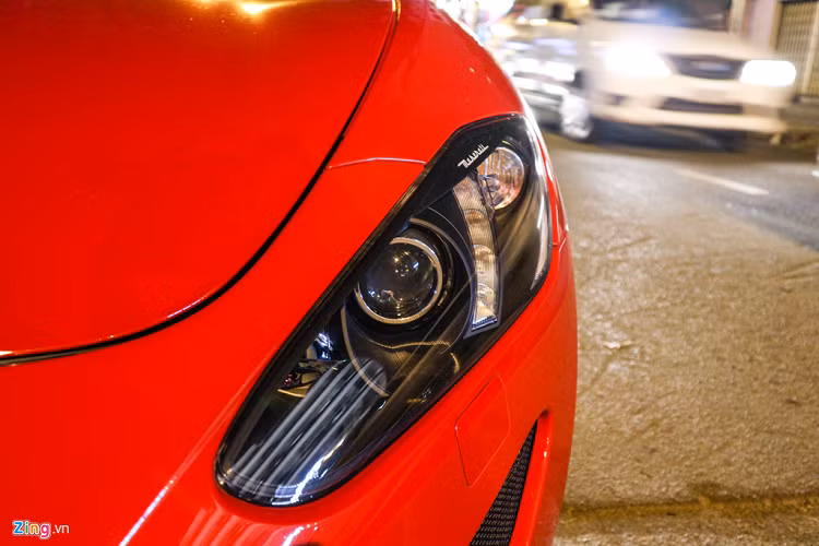 Phần đầu xe được thiết kế tương tự MC Stradale với hai mang cá hút gió ở cản trước, có tác dụng làm mát phanh và hướng luồng gió làm mát động cơ. Đèn pha bi-xenon kết hợp cùng dải LED chạy ban ngày, đèn xi-nhan màu vàng giúp chiếc xe nổi bật trong đêm.