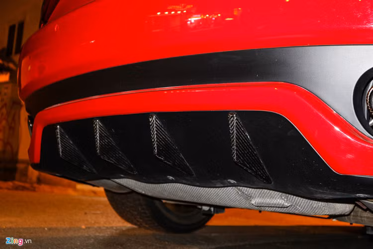 Cản sau của xe mang đậm phong cách thể thao với một bộ khuếch tán gió cỡ lớn, cũng có một số chi tiết làm từ sợi carbon. 