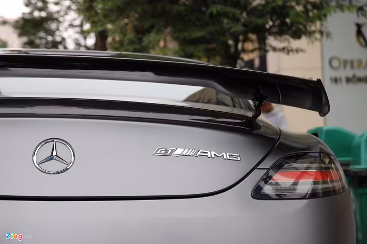 Mercedes-Benz SLS AMG phiên bản Final Edition ra mắt năm 2014 với số lượng giới hạn chỉ 350 chiếc (riêng thị trường Nhật Bản được ấn định 25 chiếc). Phiên bản Final Edition cũng là lời tạm biệt của hãng xe Đức với dòng xe SLS AMG trước khi chuyển sang dòng xe AMG GT. 