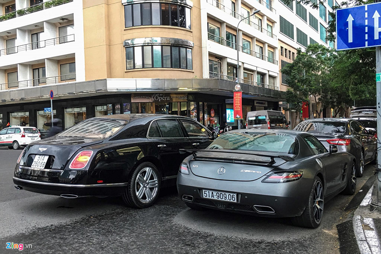 Bên cạnh Mercedes-Benz SLS AMG GT Final Edition, garage nhà chồng diễn viên Tăng Thanh Hà còn có các siêu phẩm như Maybach 62S, Rolls-Royce Phantom, Phantom Drophead Coupe, Ghost, Bentley Mulsanne và 2 chiếc môtô Harley-Davidson.