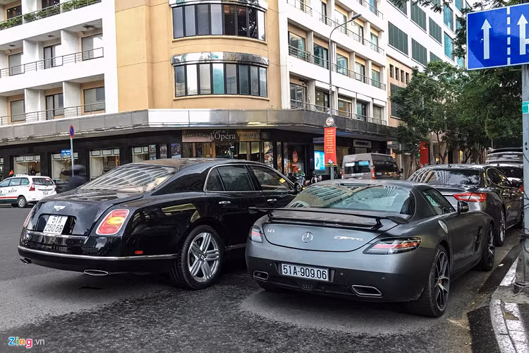 Bên cạnh Mercedes-Benz SLS AMG GT Final Edition, garage nhà chồng diễn viên Tăng Thanh Hà còn có các siêu phẩm như Maybach 62S, Rolls-Royce Phantom, Phantom Drophead Coupe, Ghost, Bentley Mulsanne và 2 chiếc môtô Harley-Davidson.