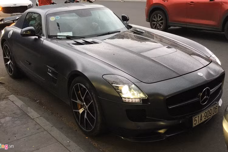 Hiện tại, có khoảng 4 chiếc SLS AMG tại Việt Nam nhưng đây là chiếc duy nhất thuộc phiên bản giới hạn Final Edition. Theo giới kinh doanh xe, siêu xe này có giá khoảng 14 tỷ, đắt hơn 2 tỷ so với bản tiêu chuẩn. 