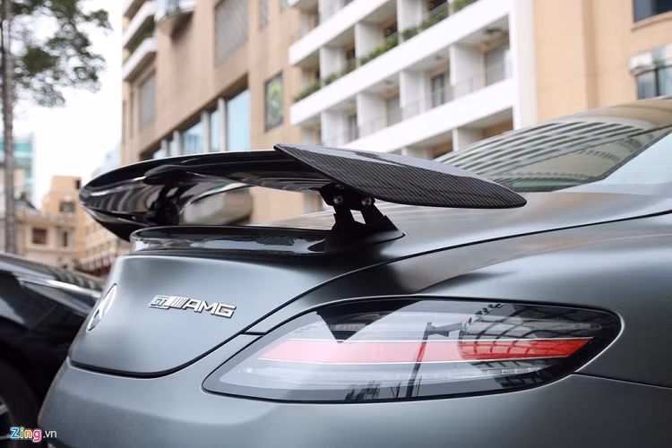Bên dưới nắp ca-pô, Mercedes-Benz SLS AMG GT Final Edition sở hữu động cơ hút khí tự nhiên V8 dung tích 6.2L, sản sinh công suất 583 mã lực tại 6.800 vòng/phút và mô-men xoắn 649 Nm tại 4.750 vòng/phút. 