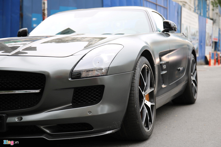 Mercedes-Benz SLS AMG GT Final Edition được giới thiệu lần đầu vào năm 2009, là dòng xe kế nhiệm của "mũi tên bạc" SLR McLaren. Siêu xe này được thiết kế dựa trên cảm hứng từ chiếc Mercedes-Benz 300SL Gullwing huyền thoại. Do đó, SLS AMG cũng sở hữu cửa xe kiểu cánh chim gullwing tương tự 300SL. 