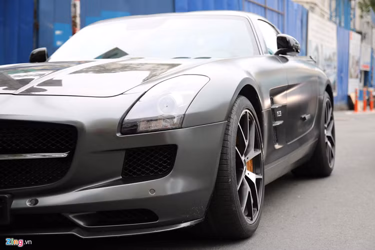 Mercedes-Benz SLS AMG GT Final Edition được giới thiệu lần đầu vào năm 2009, là dòng xe kế nhiệm của "mũi tên bạc" SLR McLaren. Siêu xe này được thiết kế dựa trên cảm hứng từ chiếc Mercedes-Benz 300SL Gullwing huyền thoại. Do đó, SLS AMG cũng sở hữu cửa xe kiểu cánh chim gullwing tương tự 300SL. 
