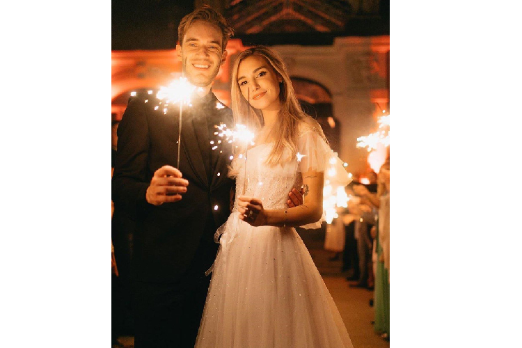 Lễ cưới kết thúc với hình ảnh mọi người thắp pháo trên tay để chúc mừng cặp đôi chính thức về với nhau. Ảnh: Felix Kjellberg.
