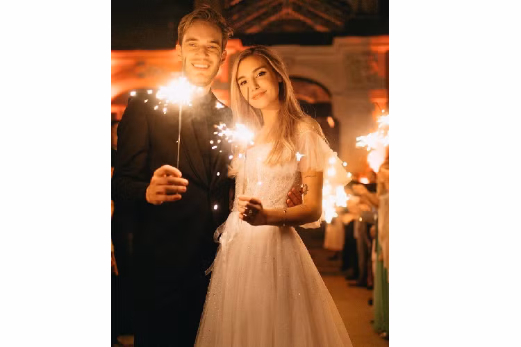 Lễ cưới kết thúc với hình ảnh mọi người thắp pháo trên tay để chúc mừng cặp đôi chính thức về với nhau. Ảnh: Felix Kjellberg.