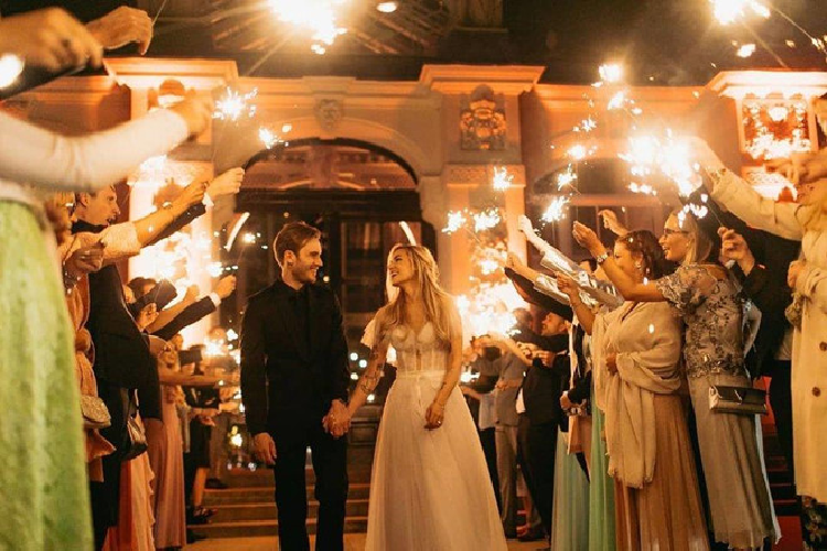 Khi bắt đầu tiệc cưới, cô dâu thay một bộ váy khác do Beauté Comme Toi thiết kế. Ảnh: Felix Kjellberg.