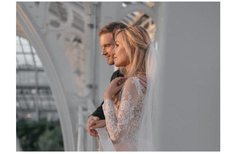 YouTuber nổi tiếng PewDiePie đã cầu hôn Marzia vào tháng 4/2018 khi cả 2 đi du lịch tại Nhật Bản. Hiện cặp đôi đang sống ở Brighton (Vương quốc Anh) cùng 2 chú chó pug tên Edgar và Maya. Ảnh: Felix Kjellberg.