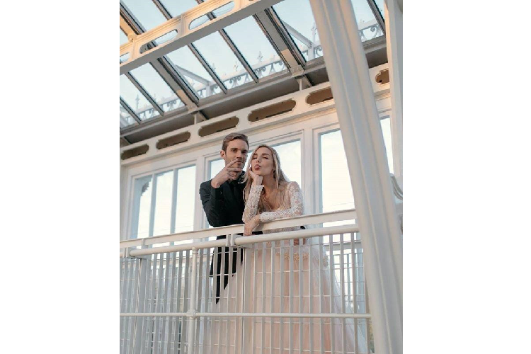 Cặp đôi không chia sẻ địa điểm tổ chức lễ cưới. Dựa trên bộ ảnh, nhiều khả năng đó là Temperate House, khu nhà tọa lạc tại Vườn bách thảo Hoàng gia Kew ở London (Vương quốc Anh). Ảnh: Felix Kjellberg.