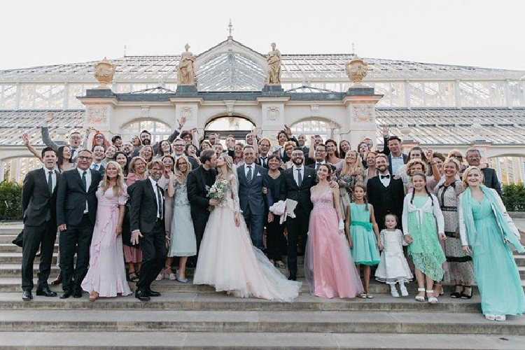 Lễ cưới được tổ chức với quy mô nhỏ, ấm cúng với khách mời là những người bạn thân, gia đình của cả 2. Một số khách mời bao gồm các YouTuber JackSepticEye, GirlGamerGab, KickthePJ và Boyinaband. Ảnh: Felix Kjellberg.