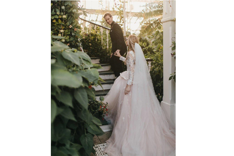 Những chi tiết thêu trên váy được hoàn thiện bởi nghệ sĩ người Anh Susan Kennewell. Quá trình thiết kế chiếc váy kéo dài đến 5 tháng. Ảnh: Felix Kjellberg.