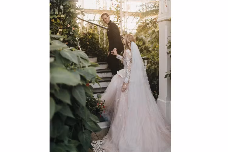 Những chi tiết thêu trên váy được hoàn thiện bởi nghệ sĩ người Anh Susan Kennewell. Quá trình thiết kế chiếc váy kéo dài đến 5 tháng. Ảnh: Felix Kjellberg.