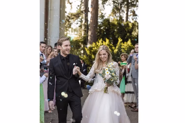 PewDiePie sinh ra ở Thụy Điển. Anh là YouTuber nổi tiếng với gần 100 triệu người đăng ký, giá trị tài sản ước tính 20 triệu USD. Marzia cũng từng là YouTuber nhưng đã ngừng hoạt động để tập trung cải thiện sức khỏe tinh thần. Ảnh: Felix Kjellberg.