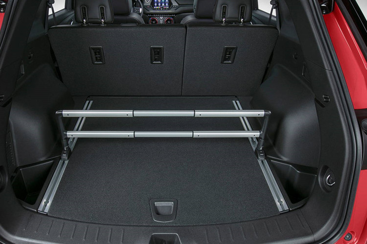 Khu vực hành lý phía sau được ngăn cách với hàng ghế trước bằng rào chắn dạng kép tạo một không gian chứa đồ riêng biệt và không ảnh hưởng đến hành khách.