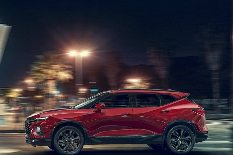 Chevrolet Blazer 2019 mới được đánh giá sở hữu thân hình khá đồ sộ, hướng đến nhóm khách hàng thích trẻ trung và nổi loạn. Thân xe mạnh mẽ với nhiều đường gân dập nổi chạy dài từ đuôi đèn daylight, vòm bánh trước cho đến gương chiếu hậu, qua cột D đến đuôi xe.