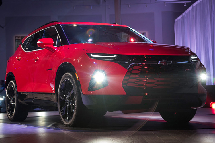 Mẫu xe SUV Chevrolet Blazer 2019 đã chính thức được mở bán tại Mỹ. Xe sẽ có giá lên đến 65.695 USD (khoảng hơn 1,5 tỷ đồng) nếu khách hàng lựa chọn đầy đủ các tùy chọn nâng cấp nhà sản xuất đưa ra.