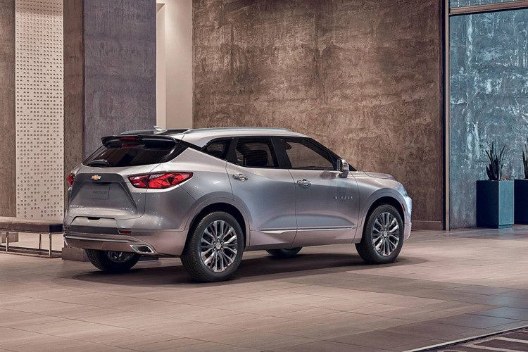 Ở phía sau, hãng xe ôtô Chevrolet trang bị cho mẫu SUV này những đường dập nổi kéo dài hết chiều ngang xe, ôm trọn cụm đèn hậu dạng LED.