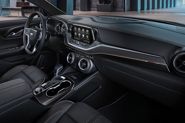 Chevrolet Blazer có nội thất được thiết kế tập trung cho người lái. Không gian để chân thoải mái, cửa gió điều hòa dạng tròn và tay nắm cửa thiết kế lại. Mẫu Blazer Premier sở hữu nội thất bọc da cao cấp hoàn toàn đi kèm động cơ V6 3.6L cho công suất 305 mã lực (227 kW).