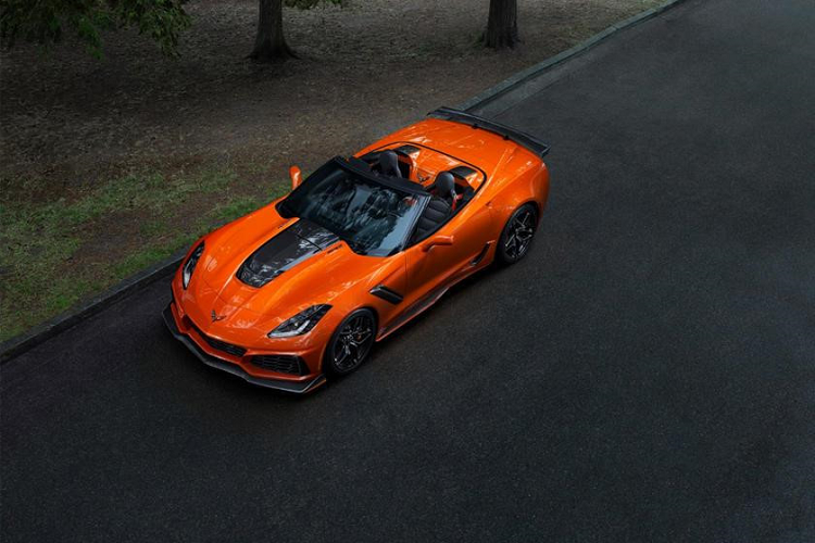 Chevrolet Corvette ZR1 Convertible. Với giá rẻ giật mình – 125.000 USD, chiếc mui trần với động cơ đặt giữa này dành cho dân đam mê tốc độ nhưng có túi tiền không quá dày. Tốc độ tối đa của xe là 340 km/h.