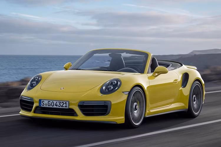 Porsche 911 Turbo S Cabriolet. Nếu bạn muốn một chiếc xe thể thao mui trần 4 chỗ, mui có thể gập được và tốc độ trên 322 km/h, Porsche 911 Turbo S Cabriolet sẽ mang lại trải nghiệm rất khác so với Bentley Continental GT Convertible. Bản S đạt tốc độ tối đa 330 km/h, hơn bản Turbo tiêu chuẩn (319 km/h).