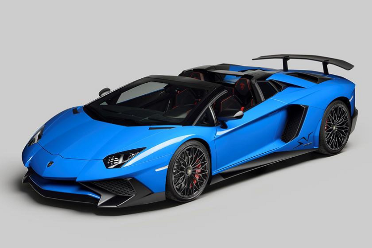 Lamborghini Aventador SV Roadster. Nếu bạn không thích sự phức tạp của xe Aston Martin, hay sự nhàm chán của xe Đức, Lamborghini Aventador SV Roadster với màu sắc sặc sỡ sẽ là gợi ý không tồi. Tốc độ tối đa của xe là 349 km/h nhờ sức mạnh động cơ V12 6.5L. 