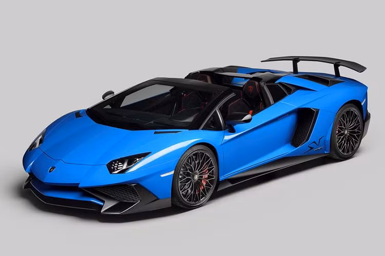 Lamborghini Aventador SV Roadster. Nếu bạn không thích sự phức tạp của xe Aston Martin, hay sự nhàm chán của xe Đức, Lamborghini Aventador SV Roadster với màu sắc sặc sỡ sẽ là gợi ý không tồi. Tốc độ tối đa của xe là 349 km/h nhờ sức mạnh động cơ V12 6.5L. 