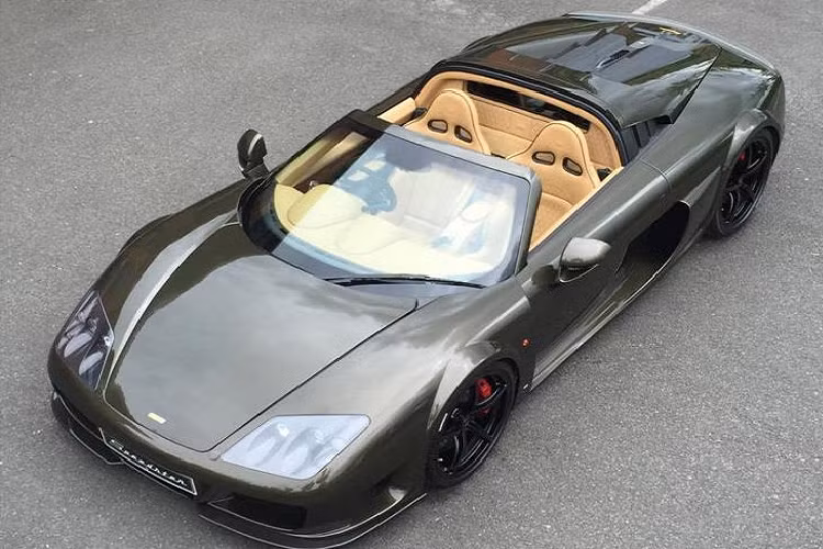 Noble M600 Speedster. Nếu bạn muốn xe mui trần khác với truyền thống, Noble M600 Speedster với tốc độ 362 km/h xem ra là khởi đầu không thể hợp lý hơn. Sức mạnh có được nhờ động cơ tăng áp kép V8 4.4L do Judd cung cấp. Hãng này chuyên cung cấp động cơ cho xe đua F1.