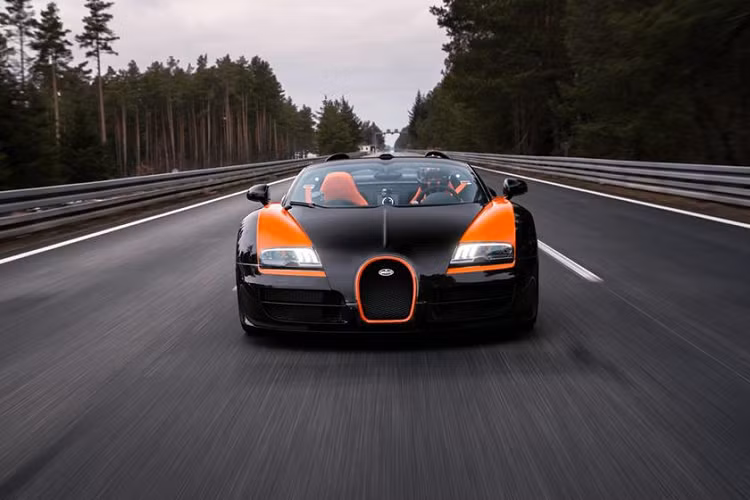 Bugatti Veyron Grand Sport Vitesse. Ít ai có thể trải nghiệm tốc độ tối đa của cỗ xe mui trần này. Khi không có mui, siêu xe của Bugatti có thể phóng với tốc độ 409 km/h.