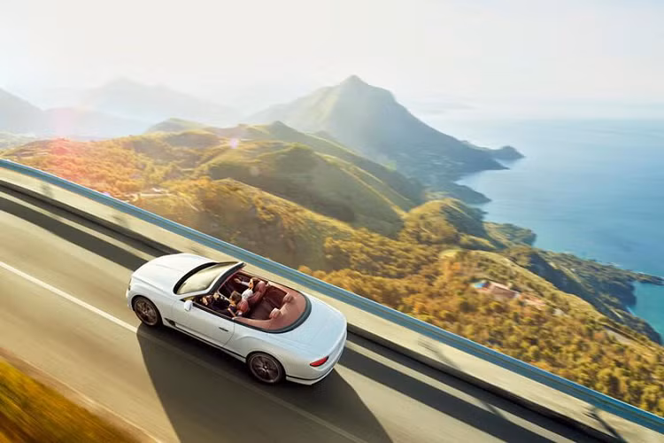 Bentley Continental GT Convertible. Nếu bạn muốn một chiếc mui trần phóng với tốc độ trên 322 km/h mà vẫn tiện nghi, phong cách, có lẽ chỉ Bentley Continental GT Convertible mới có thể đáp ứng được.