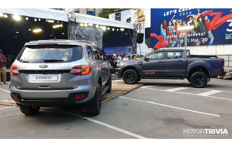 Ở phiên bản bán tải Ford Ranger FX4 mới, hãng xe Mỹ đã thực hiện những thay đổi nhỏ khiến mẫu xe này lại càng hấp dẫn hơn với sắc đen toàn diện, ngoại thất được sơn màu đen ở cụm lưới tản nhiệt phía trước, đèn sương mù, cản trước, tay nắm cửa, thanh giằng thùng sau và bộ mâm 18 inch 256/60R18 lớp phủ đen bóng đầy cá tính.