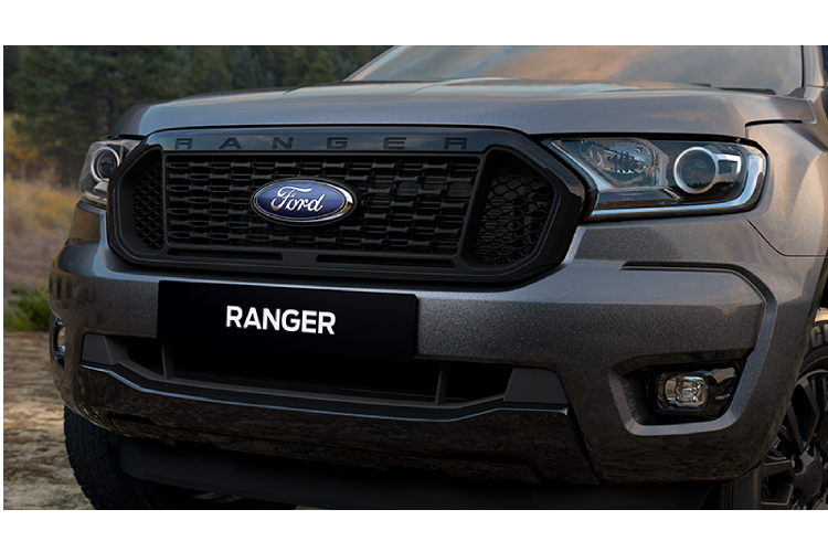 ‘’Dàn chân’’ xe đi cùng với bộ mâm hợp kim 20 inch màu đen. Everest Sport có các lựa chọn màu sơn ngoại thất bao gồm: Bạc, Đen, và hai màu Trắng. Bên dưới nắp ca-pô Ford Everest Sport là động cơ dầu 4cyl dung tích 2.0L tăng áp cho công suất đối đa 241 mã lực, mô-men xoắn cực đại 418Nm. Sử dụng kết hợp với hộp số tự động 10 cấp và hệ dẫn động cầu sau (4x2; RWD).