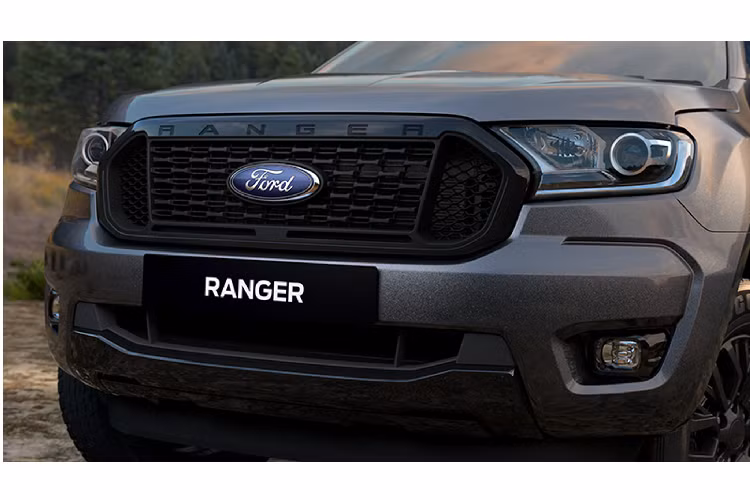 ‘’Dàn chân’’ xe đi cùng với bộ mâm hợp kim 20 inch màu đen. Everest Sport có các lựa chọn màu sơn ngoại thất bao gồm: Bạc, Đen, và hai màu Trắng. Bên dưới nắp ca-pô Ford Everest Sport là động cơ dầu 4cyl dung tích 2.0L tăng áp cho công suất đối đa 241 mã lực, mô-men xoắn cực đại 418Nm. Sử dụng kết hợp với hộp số tự động 10 cấp và hệ dẫn động cầu sau (4x2; RWD).