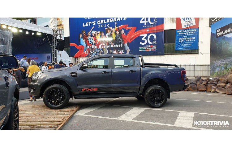 Những trang bị quen thuộc khác trên mẫu xe bán tải Ford Ranger 2020 như màn hình cảm ứng trung tâm 8 inch chạy hệ điều hành SYNC 3 hỗ trợ kết nối điện thoại thông minh, Android Auto hoặc Apple CarPlay.