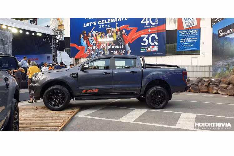 Những trang bị quen thuộc khác trên mẫu xe bán tải Ford Ranger 2020 như màn hình cảm ứng trung tâm 8 inch chạy hệ điều hành SYNC 3 hỗ trợ kết nối điện thoại thông minh, Android Auto hoặc Apple CarPlay.