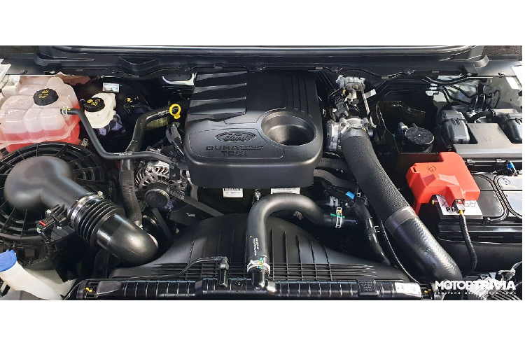 Mẫu SUV Ford Everest Sport mới cũng được trang trí màu đen ở ngoại thất tương tự như ‘’người anh em‘’ Ranger FX4 bao gồm lưới tản nhiệt, gương chiếu hậu, ốp cản trước và logo chữ ‘’E V E R E S T’’ được sơn màu đen mạnh mẽ hiện diện trên nắp ca-pô. Chi tiết logo ‘’Sport’’ ở cửa sau cũng là một điểm nhấn đặc biệt cho Everest Sport.