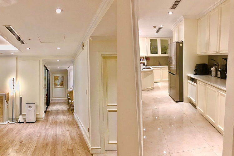 Ngoài lối đi vòng từ phòng khách (ảnh trái), căn hộ của Diệp Chi còn có một lối đi thẳng vào phòng bếp từ cửa chính (ảnh phải). Ở lối đi này, cô đã đóng thêm hệ tủ bếp và bàn đá để tất cả các loại máy phục vụ cho việc nấu ăn. 