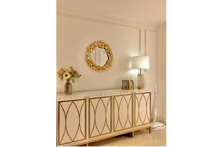 Mới đây, MC Diệp Chi đã chia sẻ hình ảnh không gian bên trong tổ ấm của mình. Đây cũng là thành quả lao động nhiều năm qua của nữ MC 'Đường lên đỉnh Olympia'. Cô cho biết đã thuê người thiết kế theo ý tưởng của mình và tự tay mua sắm các đồ dùng nội thất của căn hộ. Ở cửa ra vào, Diệp Chi đặt tủ để giày với tông màu vàng, trắng sang trọng. Phía trên có treo một tấm gương hình vòng nguyệt quế. 