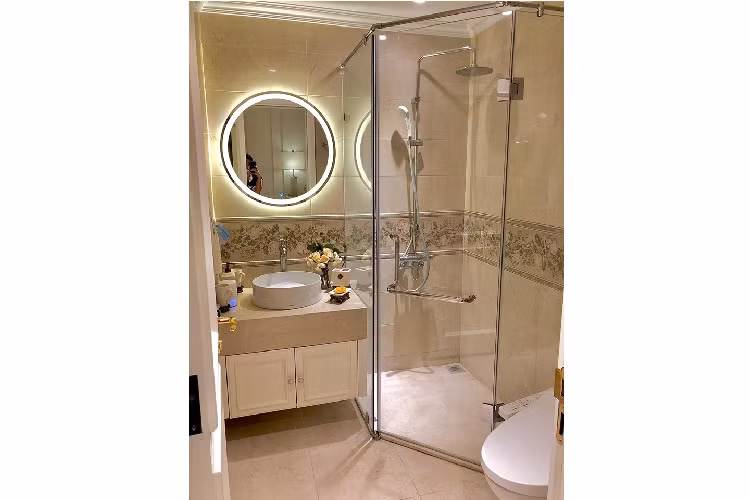 Phòng vệ sinh ở hành lang dẫn vào phòng khách tuy hơi nhỏ nhưng vẫn đầy đủ đồ dùng tiện nghi.